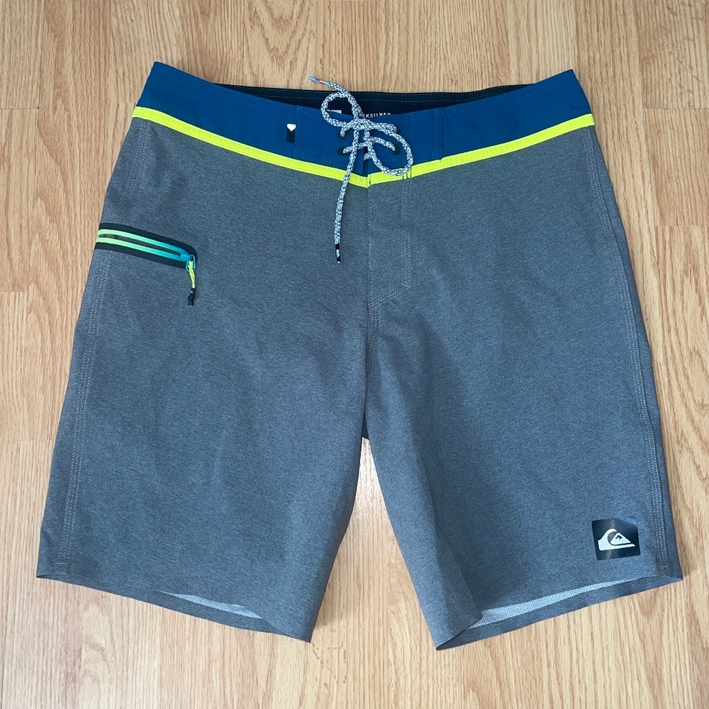 Quicksilver Gray Teal & Yellow Board Shorts / Swim Trunks Size 31